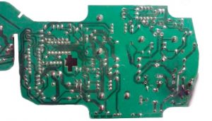 Placa del circuito impreso del cargador Bosch con pistas quemadas