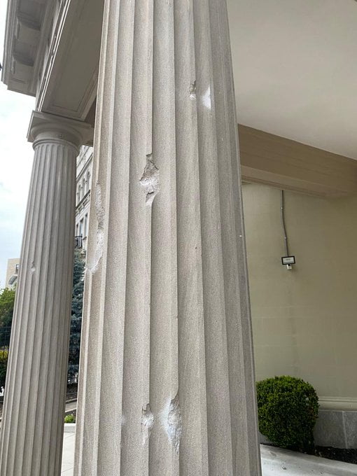 Impactos de bala de fusil en la columna de entrada a la embajada cubana en estados Unidos