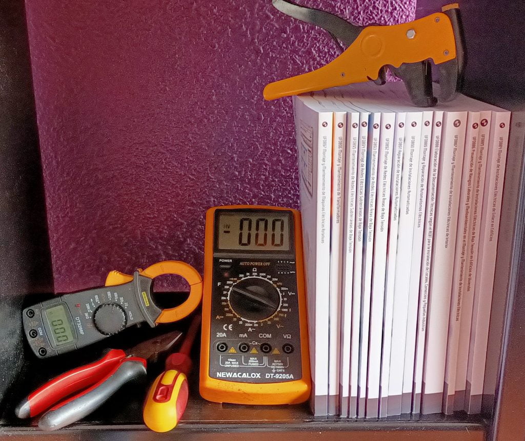 libros y algunas herramientas del electricista instalador en España