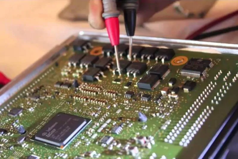 reparar la computadora del auto