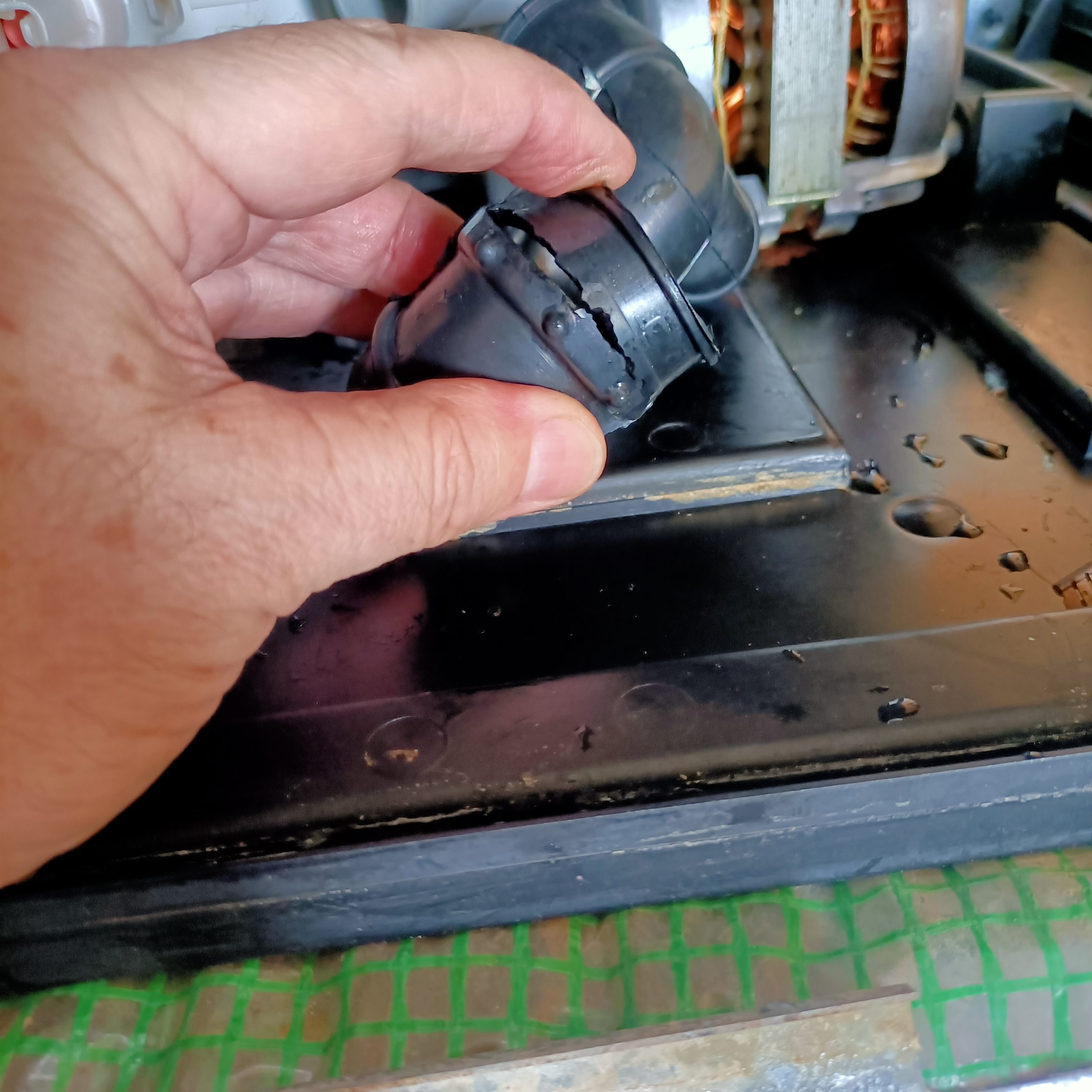 manguera rota en el lavavajillas que siempre drena